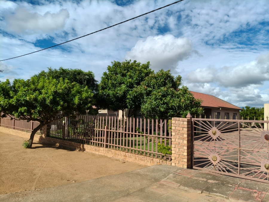 4 Bedroom Property for Sale in Monakato North West
